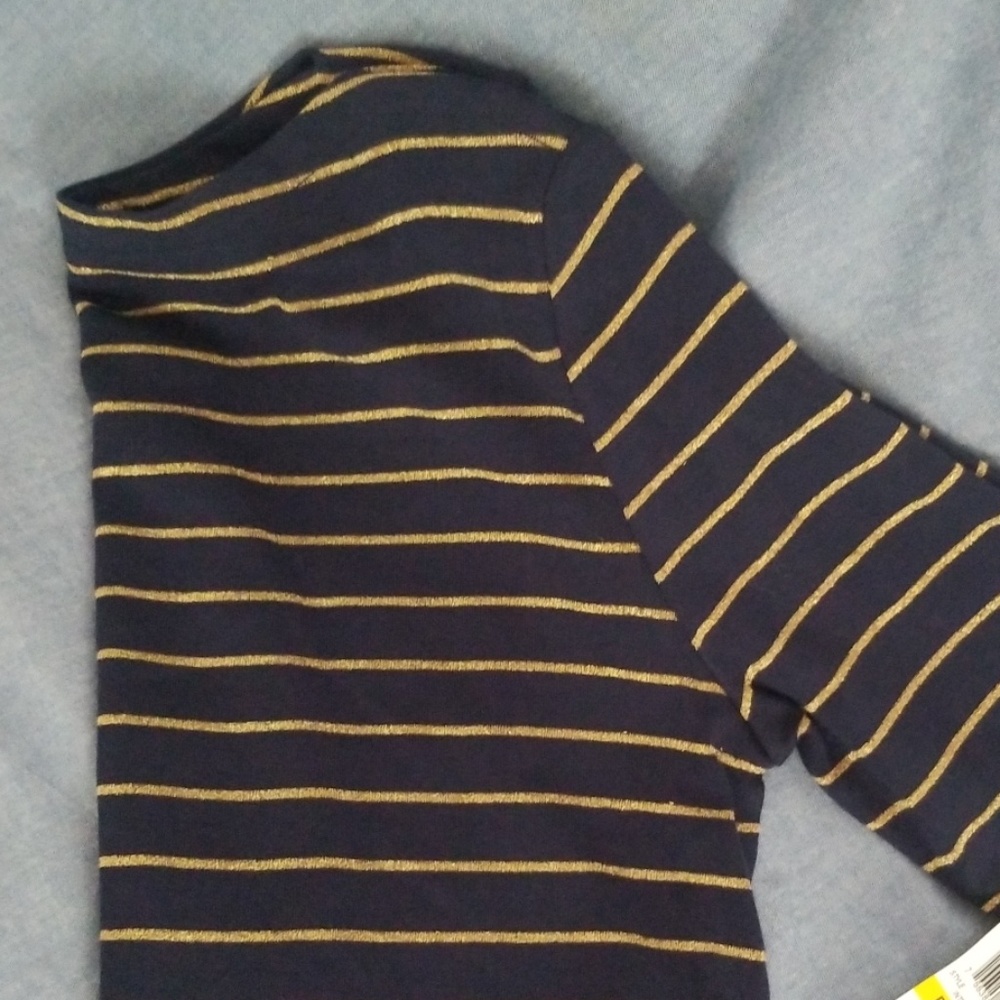 Half sleeve navy and gold top